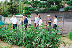 野田市の懐石料理「かんざ」で行われた勉強会で農園を視察し、学習するメンバーの写真