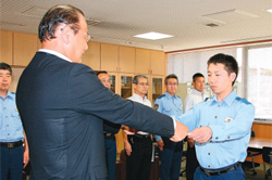 全国的に珍しい大手柄で県警本部地域部長から表彰を受ける姉帯巡査の写真